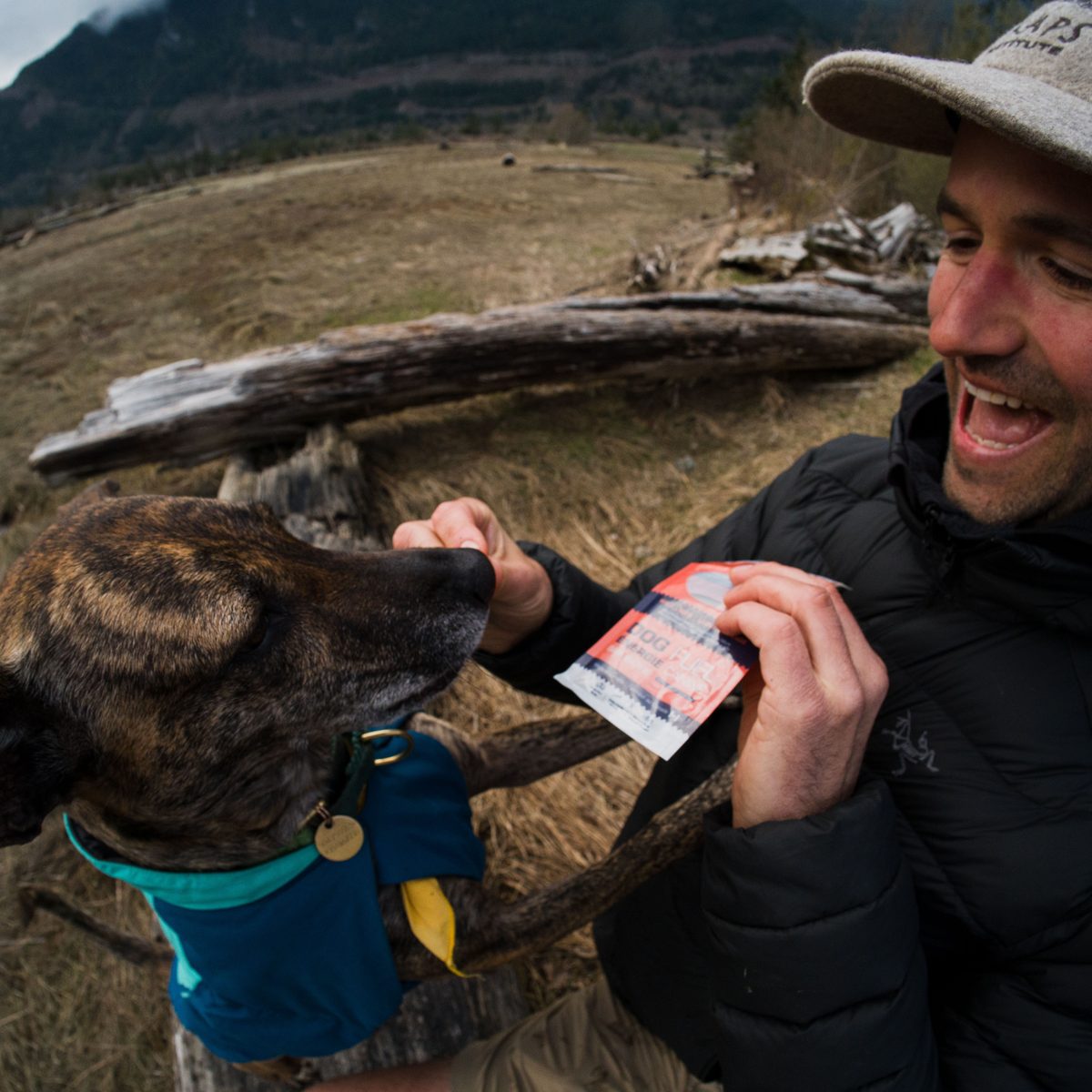 Alan handing Alma a FRAPS bar on the trail